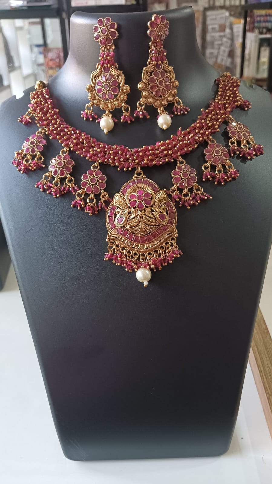 Chokers in red_CH1001