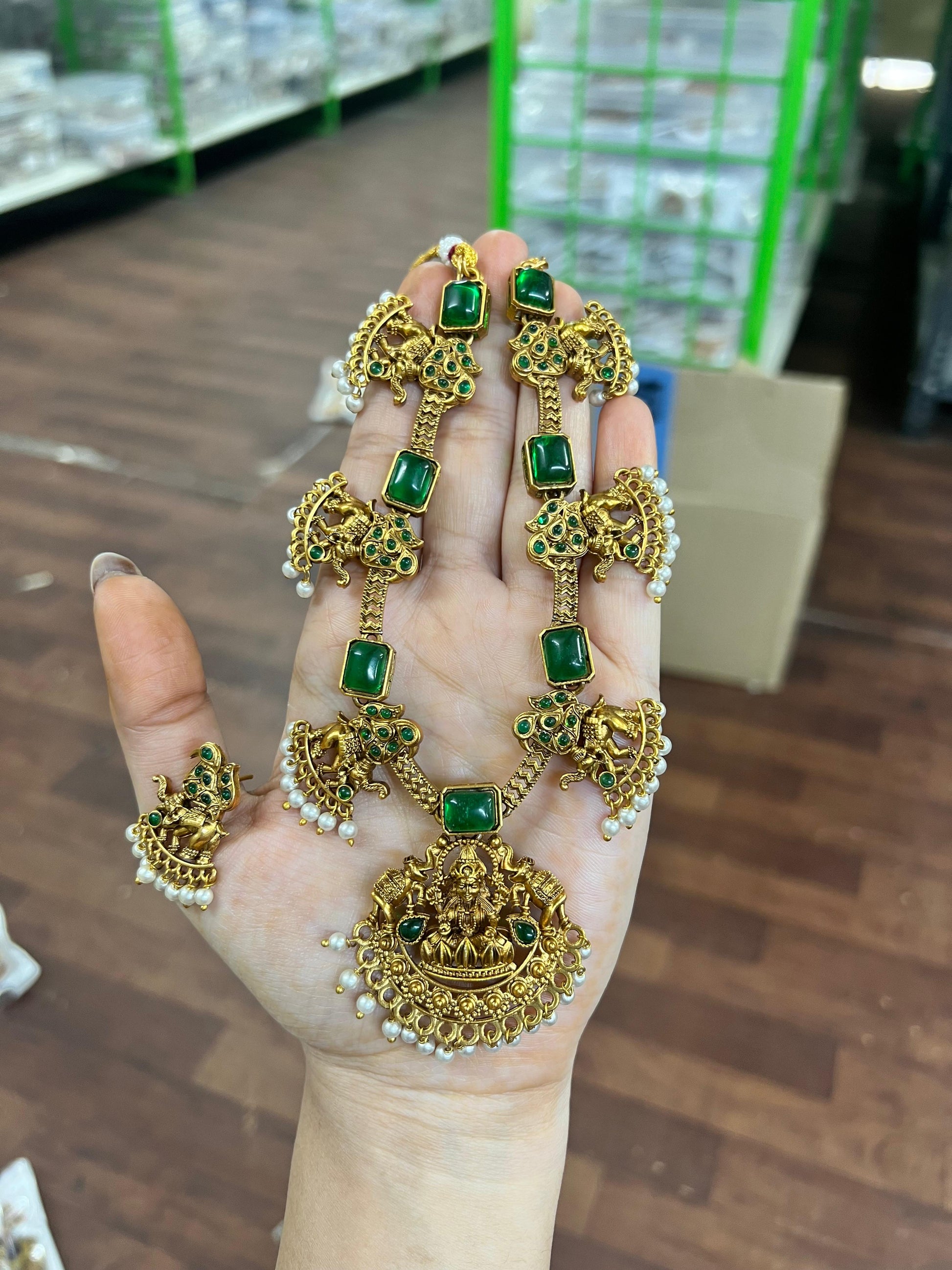 Traditional necklace set with art work